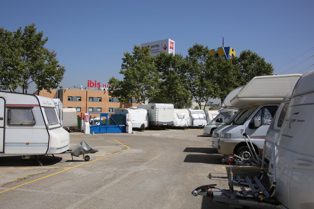 Parking de auto caravanas. Caravana Parking - 74 plazas cubiertas