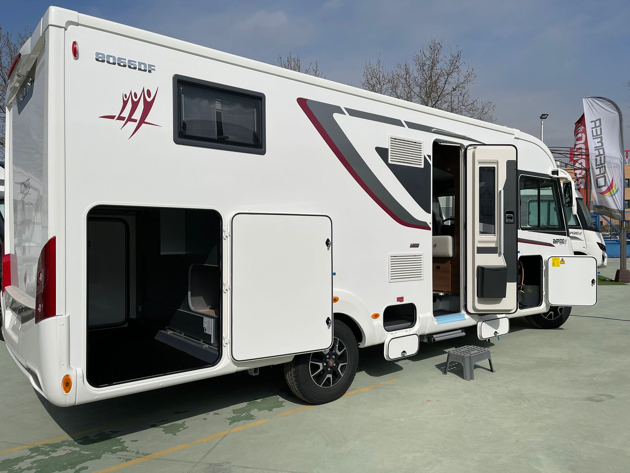 Rapido 8066 dF - Comercial Caravaning